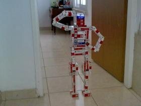 Робот из сигаретных пачек