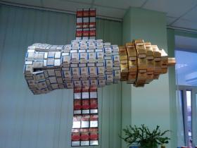 Космическая станция из сигаретных пачек