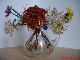 Цветы из бисера в вазе