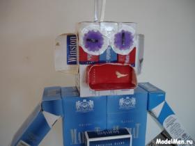 Робот из пачек от сигарет