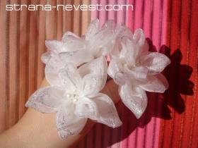 Белые цветы-заколки из ткани для невесты