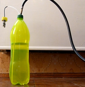 Опрыскиватель непрерывного распыления жидкости на основе бутылки.