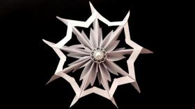 Как вырезать красивую снежинку из бумаги своими руками