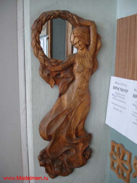 Резьба по дереву - девушка с зеркалом