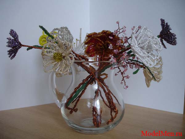 Цветы из бисера в вазе