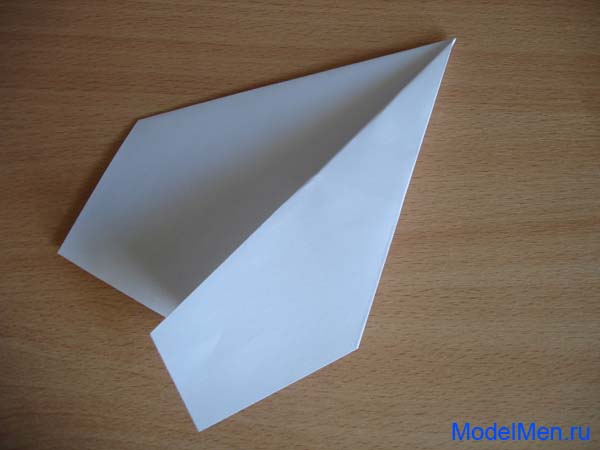 Самолётик из бумаги с острым носом