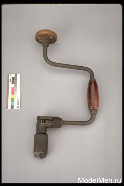 Старинный ручной инструмент коловорот