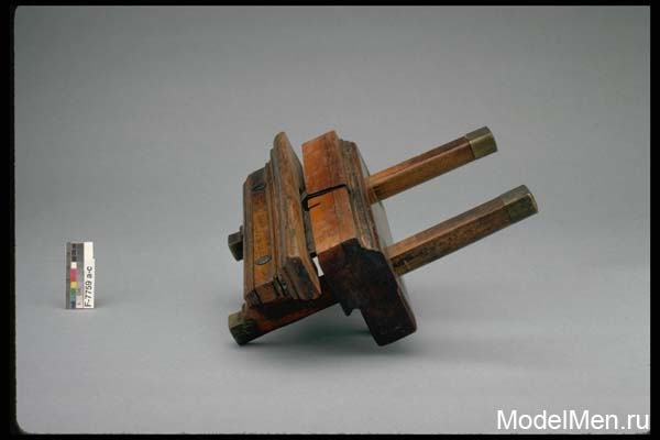 Старинный ручной инструмент деревянные тиски