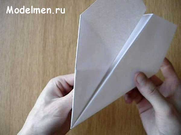 Бумажный самолётик с острым носом