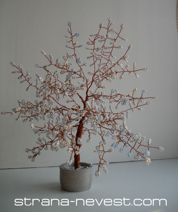 Бело-голубое дерево из бисера