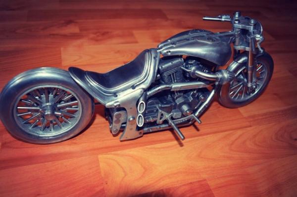 Модель мотоцикла из металла