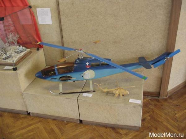 Радиоуправляемый вертолет на выставке