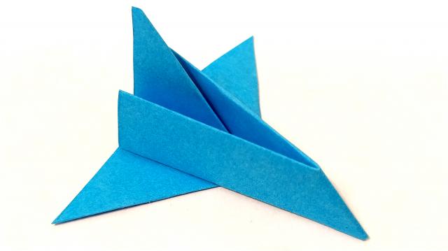 Как сделать бумажный самолет - простая модель