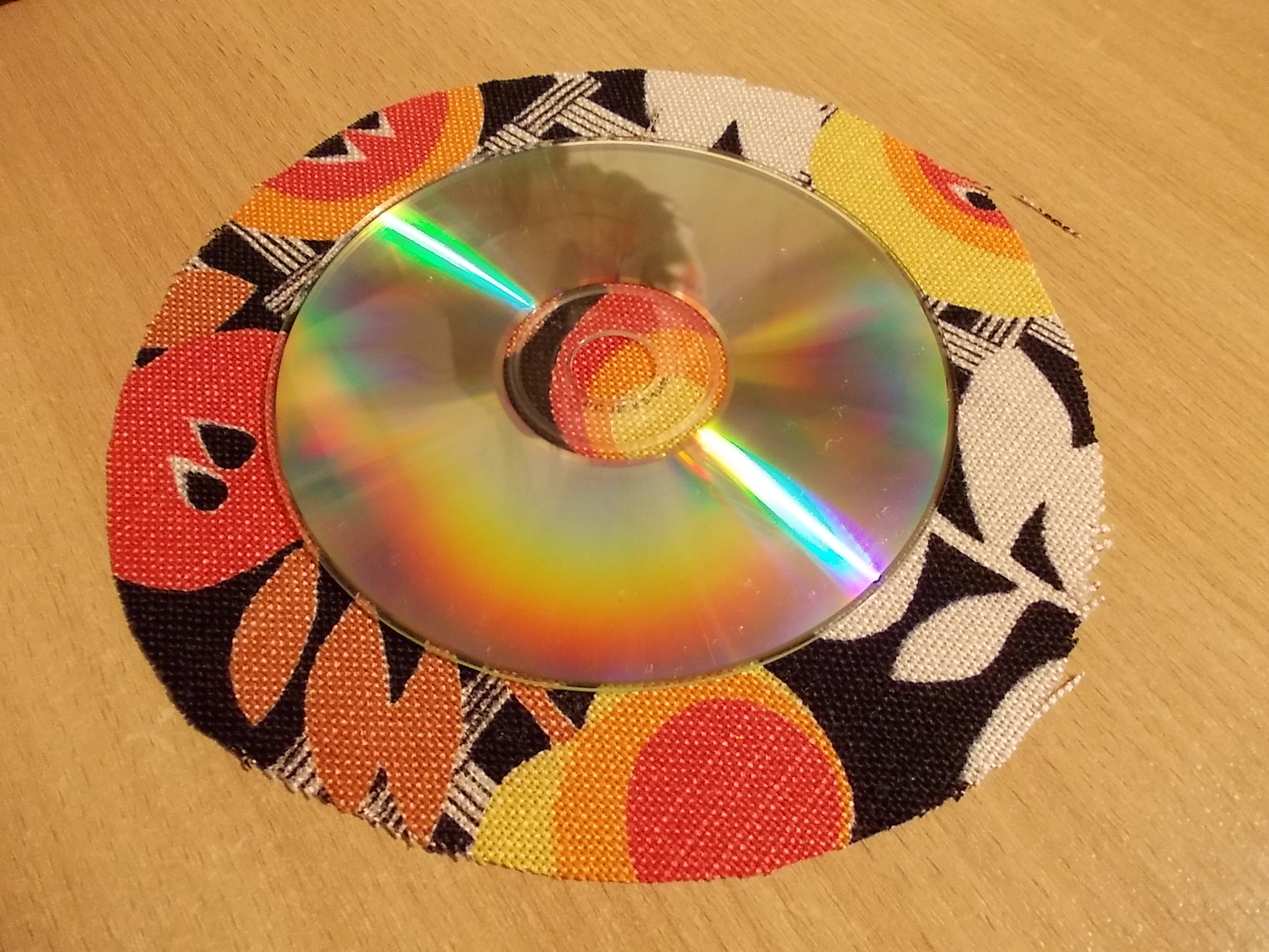 Сделано из компакт дисков. Декор из дисков. Поделки из СД дисков. Подставка из дисков. Подставка из компакт дисков.